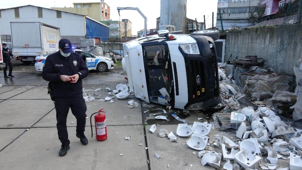 Hastalanan s&uuml;r&uuml;c&uuml; minib&uuml;sle akaryakıt istasyonunun bah&ccedil;esine u&ccedil;tu: 2 yaralı