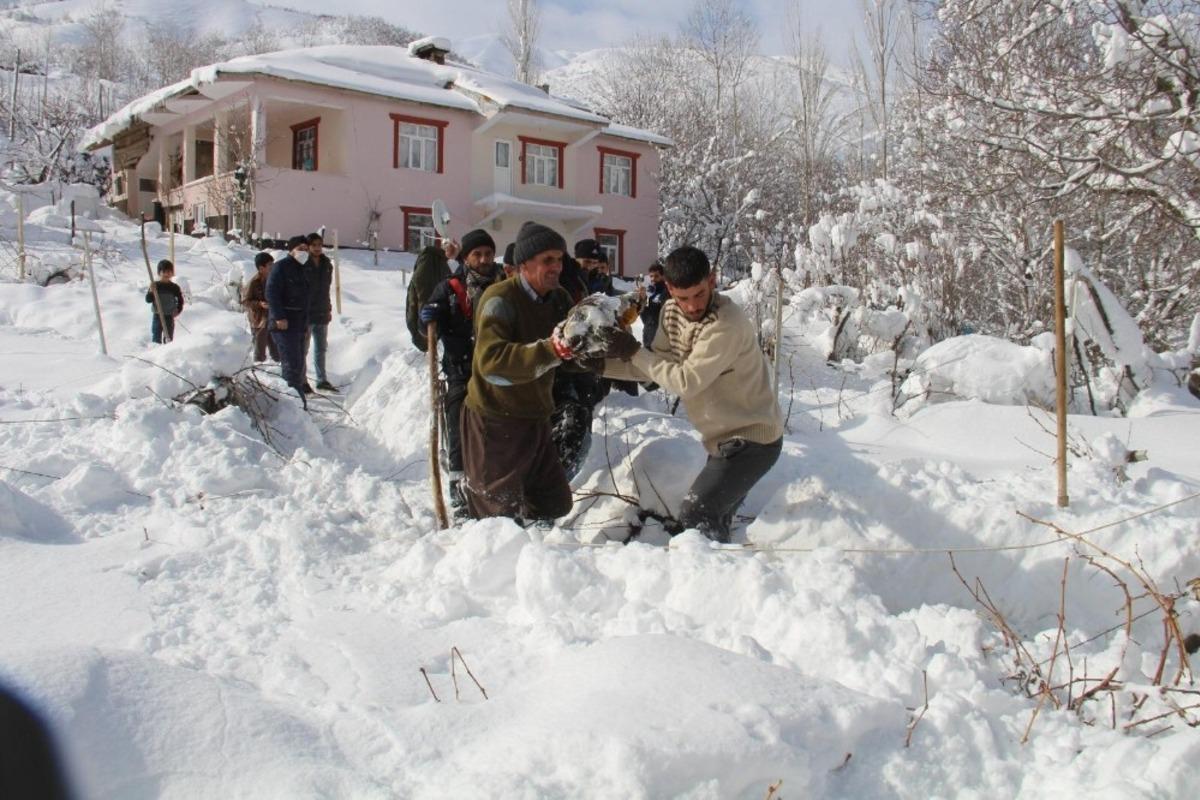 VEDAŞ ekipleri Şemdinli&rsquo;de kar mesaisinde