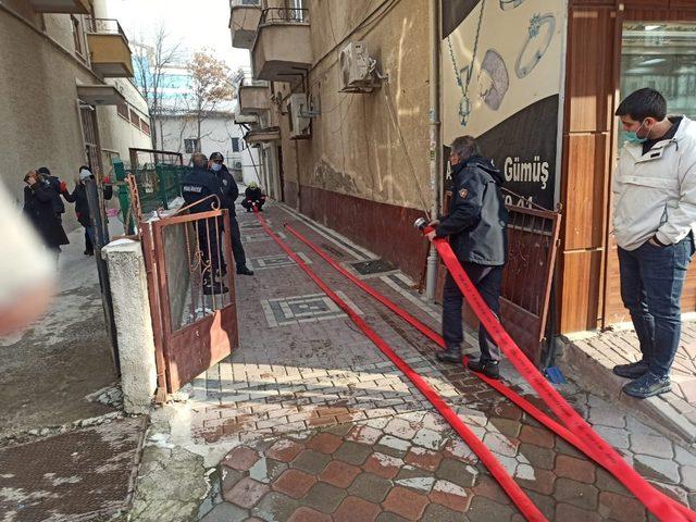 Başkent’te yangında bir daire kullanılamaz hale geldi 1