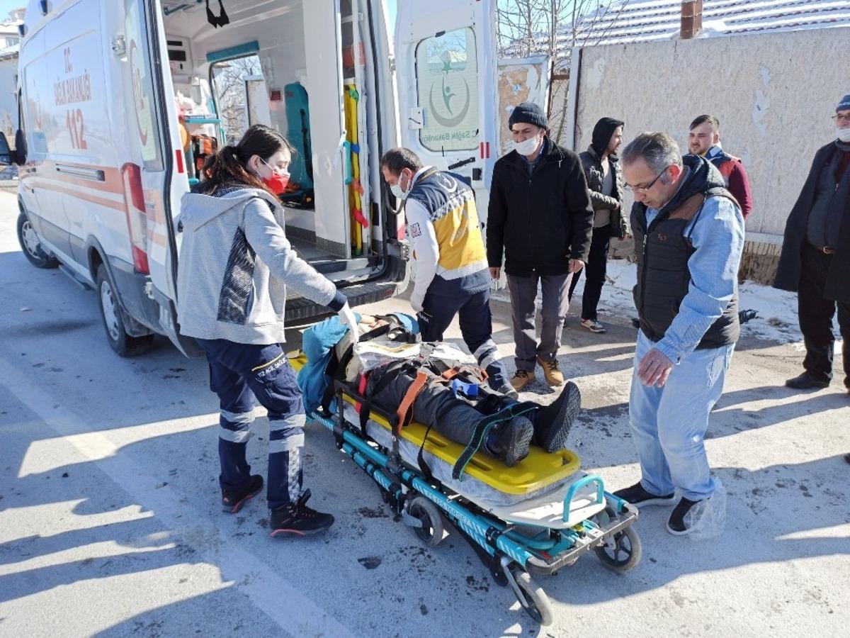 Aksaray&rsquo;da otomobiller &ccedil;arpıştı: 3 yaralı