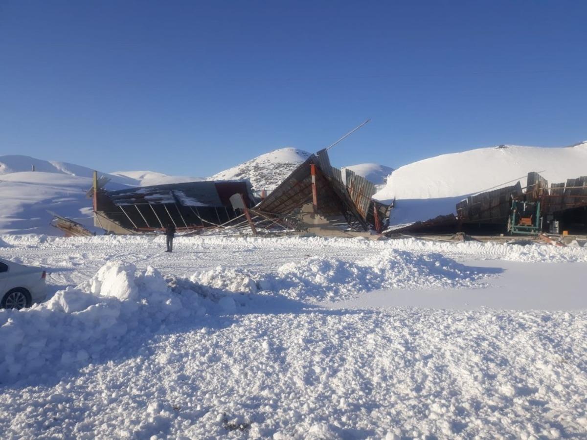 Kar k&uuml;tlesinin ağırlığına dayanamayan fabrikanın &ccedil;atısı &ccedil;&ouml;kt&uuml;