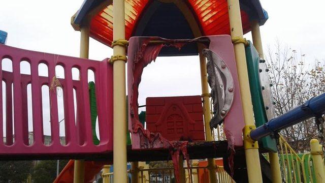 Sorumsuzlar çocuk parkına zarar verdi