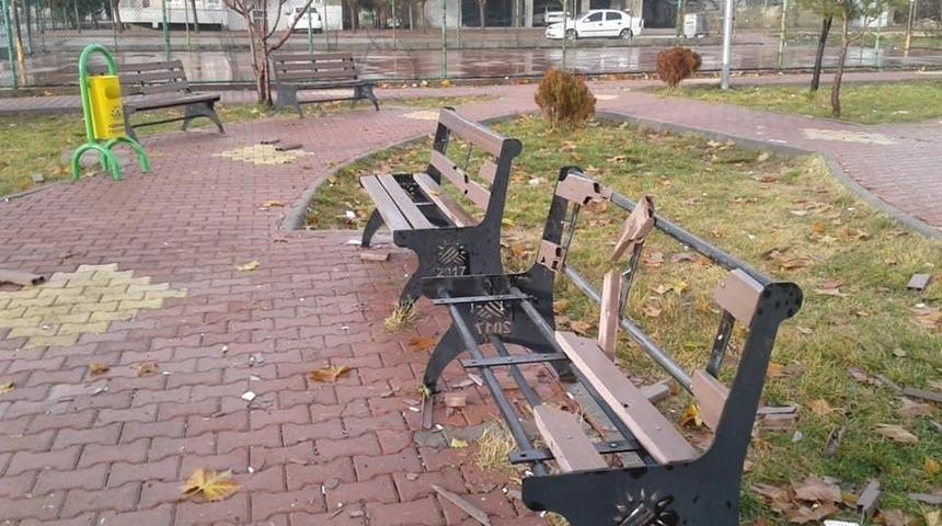 Sorumsuzlar &ccedil;ocuk parkına zarar verdi