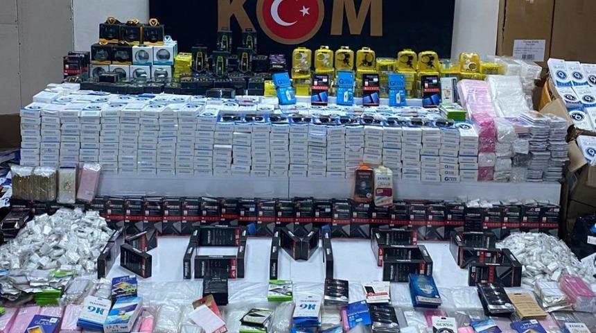 Samsun&rsquo;da 23 bin 501 adet faturasız cep telefonu aksesuarları ele ge&ccedil;irildi