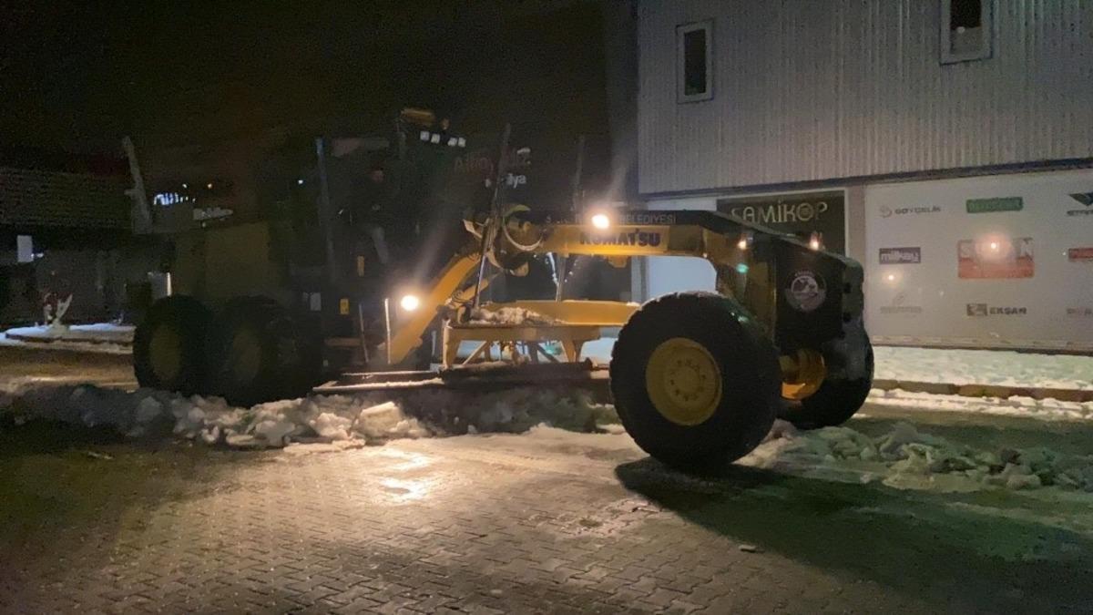 Serdivan&rsquo;da karla m&uuml;cadele s&uuml;r&uuml;yor