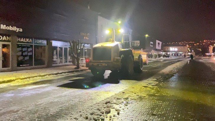 Serdivan’da karla mücadele sürüyor G3