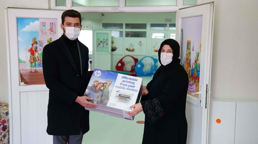 &Ccedil;evreci okullara &ouml;d&uuml;l