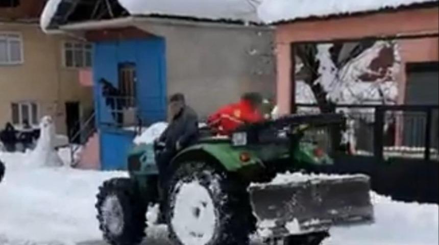 K&ouml;y muhtarı trakt&ouml;rle yolları a&ccedil;tı