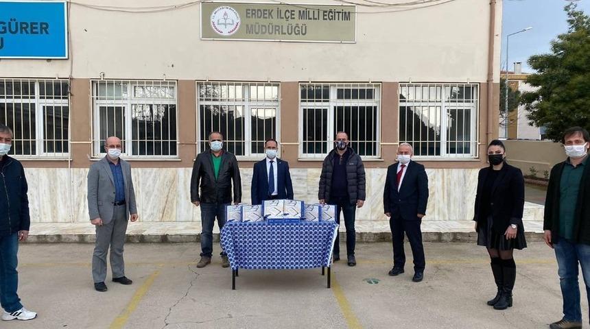 Erdek&rsquo;te tablet bilgisayar dağıtımı s&uuml;r&uuml;yor