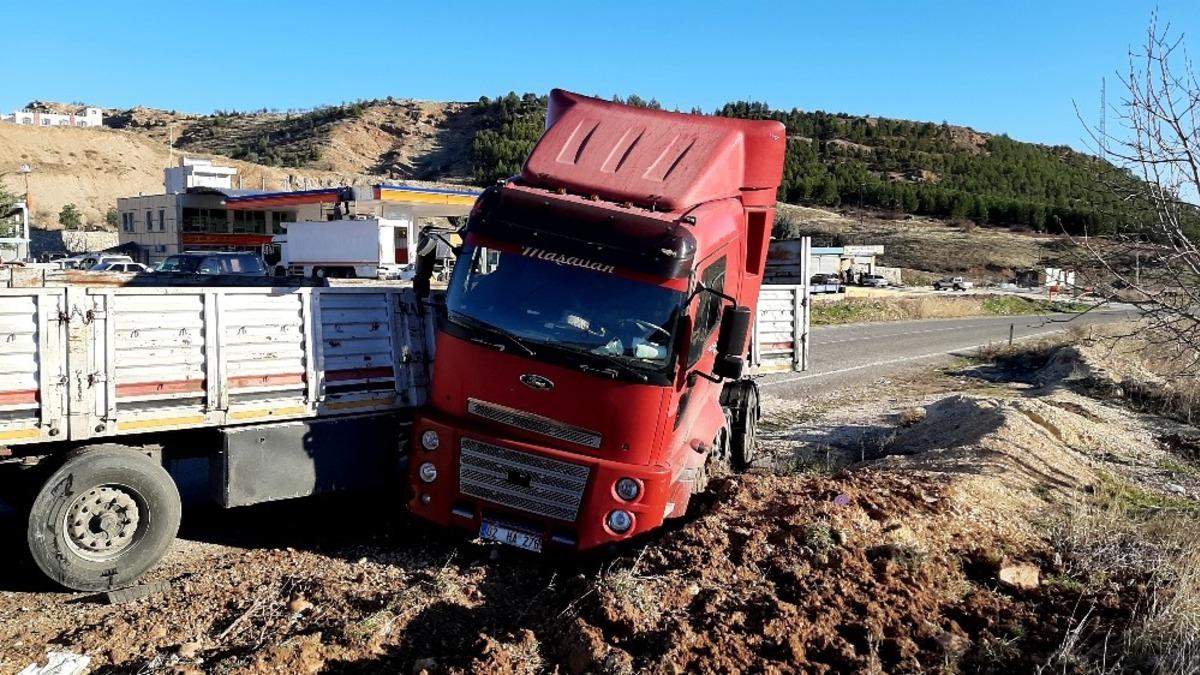 Tır motosikletle &ccedil;arpıştı: 1 &ouml;l&uuml;, 1 yaralı