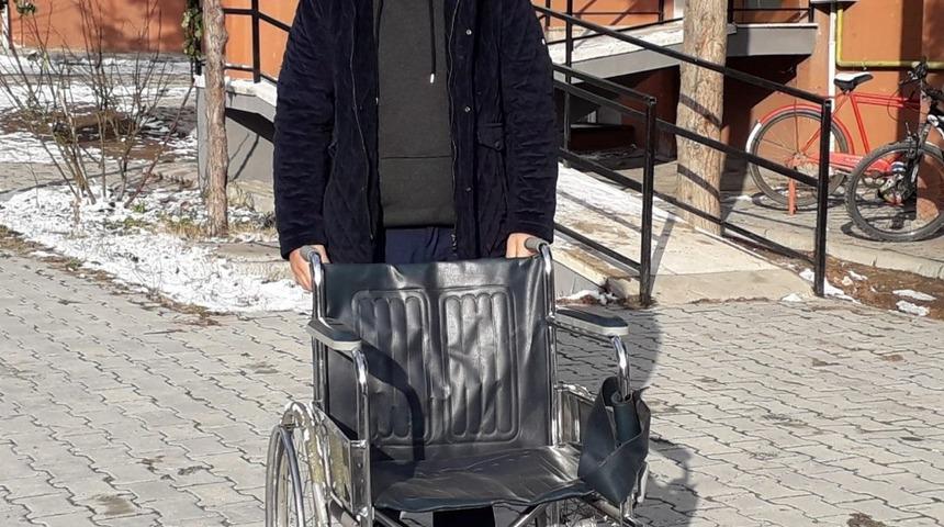 Dernekler aracı oldu, ihtiya&ccedil; sahibine tekerlekli sandalye teslim edildi