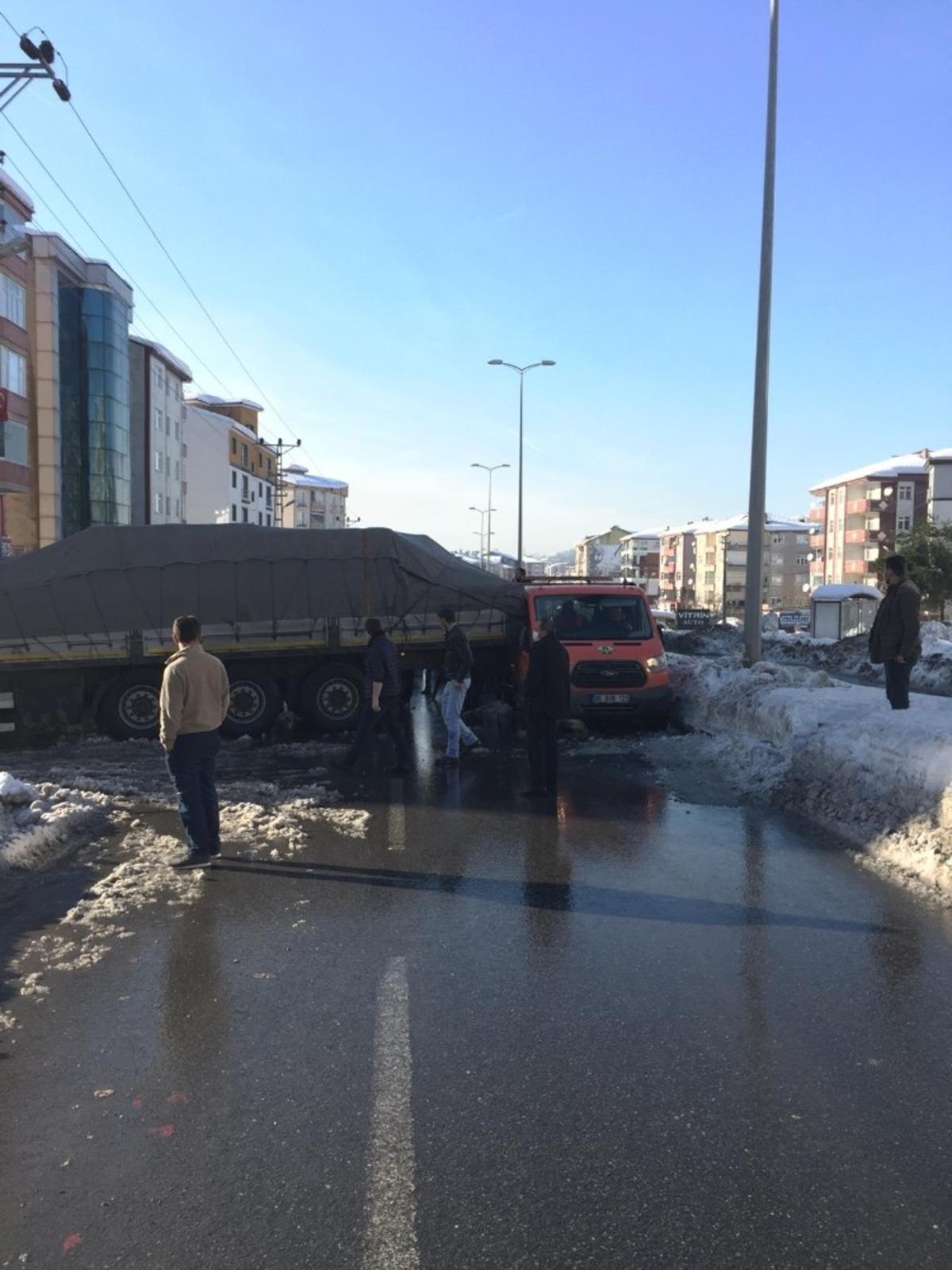 Elektrik direğine &ccedil;arpan tır ulaşımı aksattı
