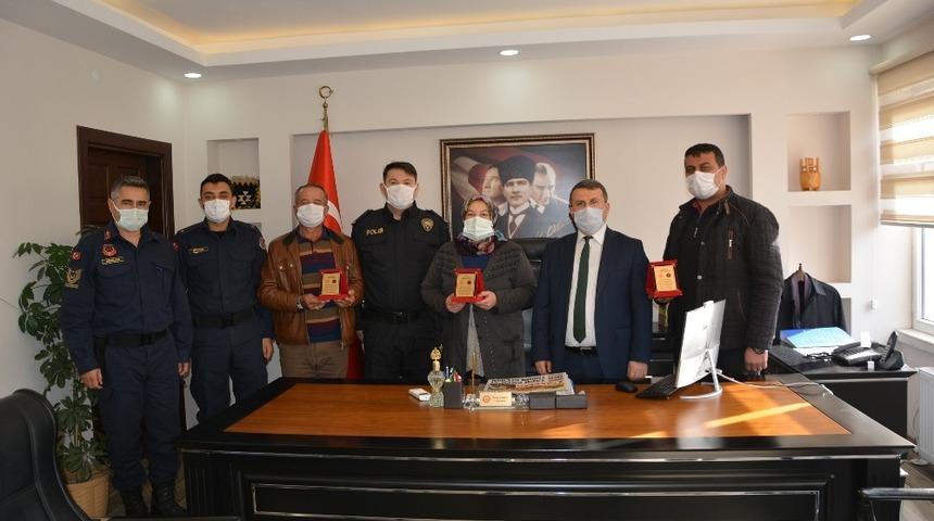 Korkuteli&rsquo;nde &ouml;rnek s&uuml;r&uuml;c&uuml;lere plaket