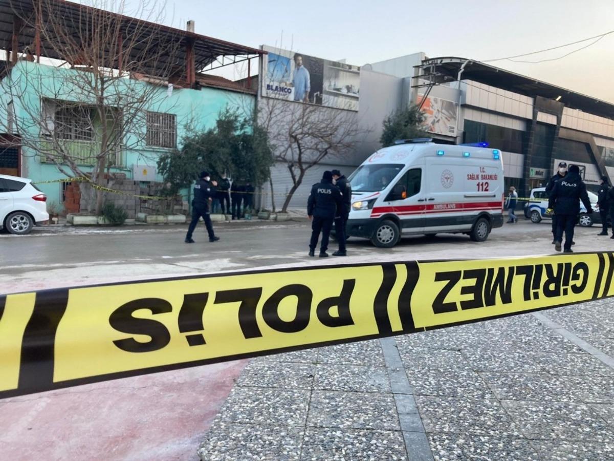 Babaannesini &ouml;ld&uuml;r&uuml;p polise teslim oldu