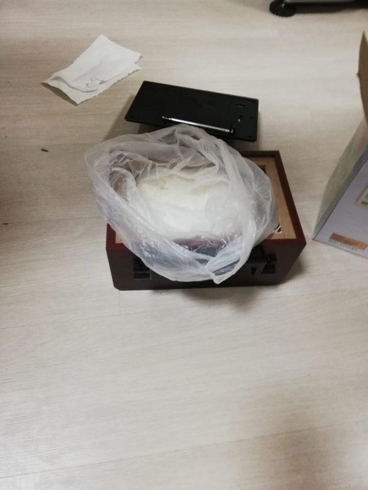 Kargoyla gelen radyonun içerisinden 1 kilo uyuşturucu çıktı G2