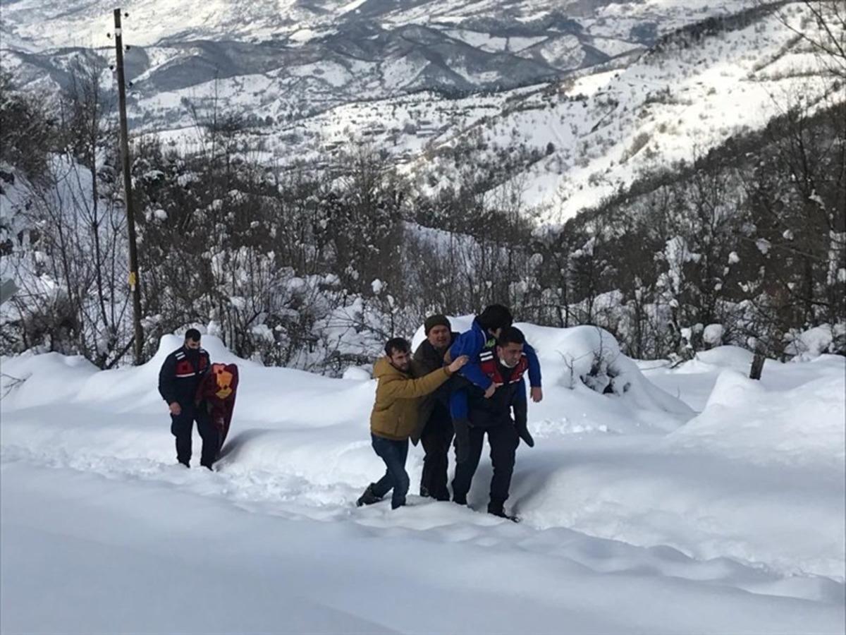 Sobadan zehirlenen vatandaşları jandarma sırtında taşıdı