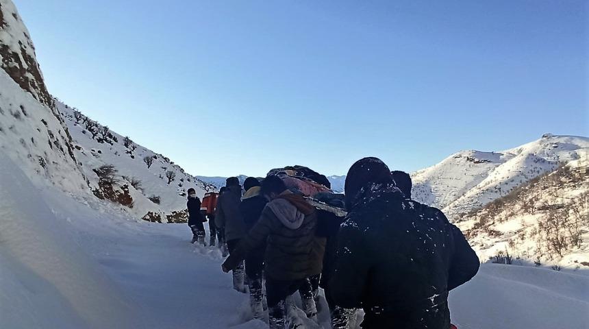 5 kilometre omuzlarda ve kızağa çevrilen sedyede taşınarak kurtarıldı