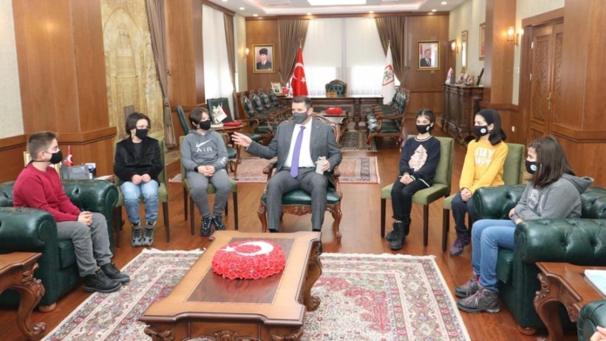 D&uuml;nya birincisi &ouml;ğrencileri Vali Ayhan &ouml;d&uuml;llendirdi