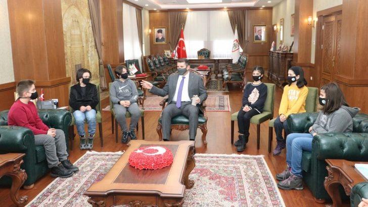 Dünya birincisi öğrencileri Vali Ayhan ödüllendirdi G1