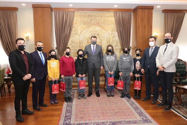 Dünya birincisi öğrencileri Vali Ayhan ödüllendirdi G2