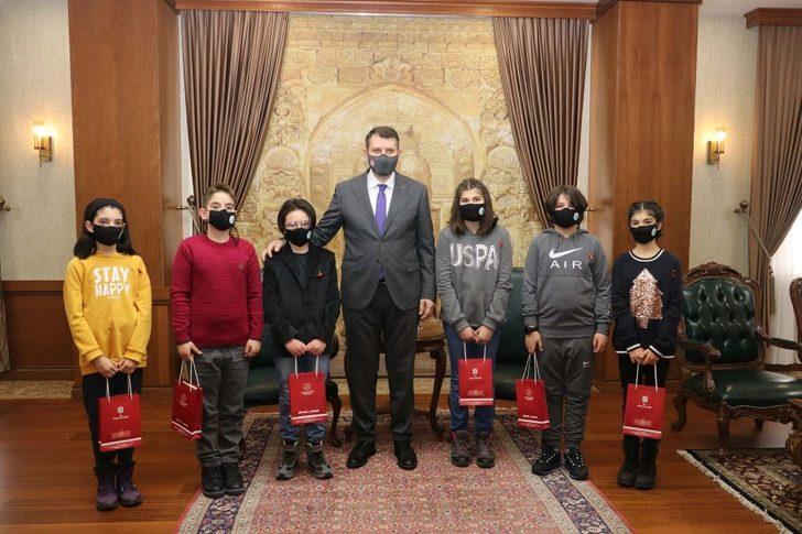 Dünya birincisi öğrencileri Vali Ayhan ödüllendirdi G3