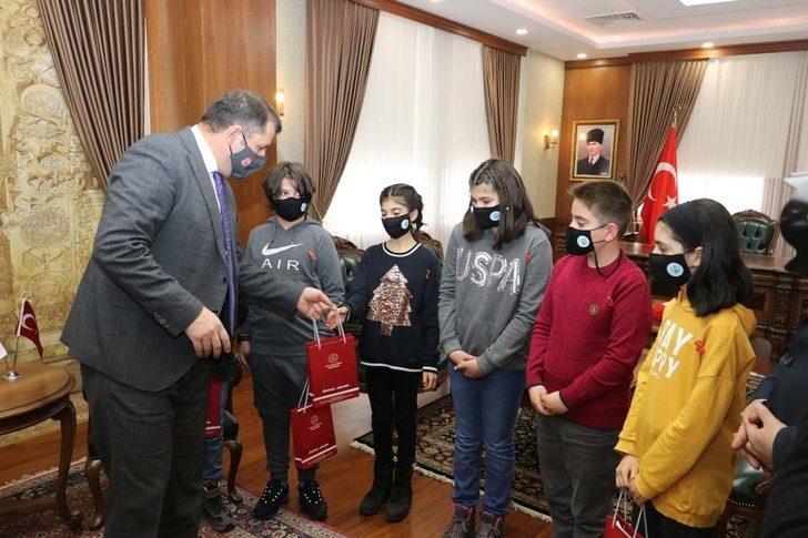 Dünya birincisi öğrencileri Vali Ayhan ödüllendirdi G4