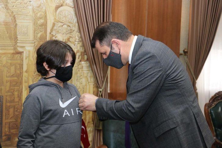 Dünya birincisi öğrencileri Vali Ayhan ödüllendirdi G5