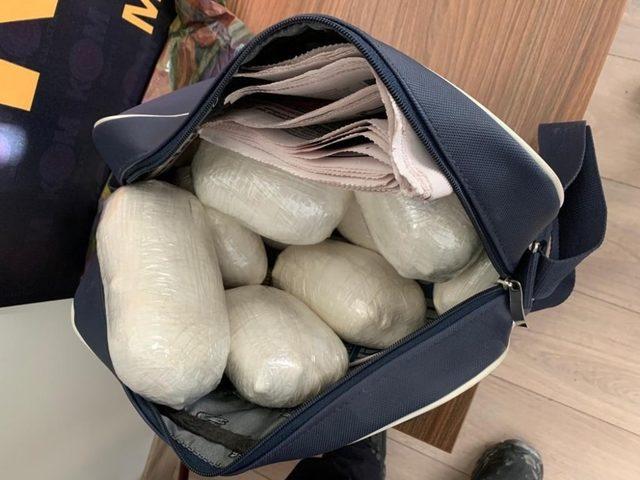 Otobüsteki yolcunun çantasından 3 kilo 604 gram esrar çıktı 1