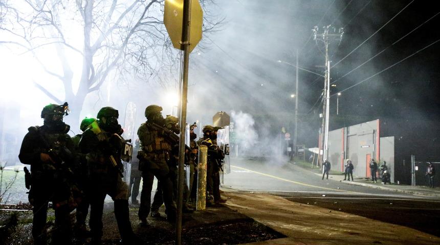 ABD'de Biden'ı protesto eden göstericiler Demokrat Parti ofisine saldırdı