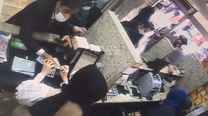 D&ouml;viz b&uuml;rosunda, 3 bin doları saniyeler i&ccedil;inde b&ouml;yle &ccedil;aldı