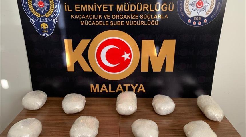 Malatya'da yolcunun &ccedil;antasında 3 kilo 604 gram esrar ele ge&ccedil;irildi