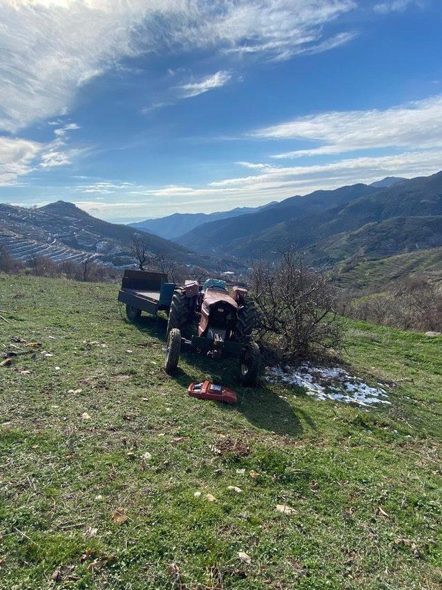 Devrilen traktörün altında kalan sürücü hayatını kaybetti