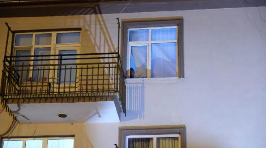 Marketten d&ouml;nen &ccedil;ift, evlerinin &ouml;n&uuml;nde komşuları tarafından &ouml;ld&uuml;r&uuml;ld&uuml;