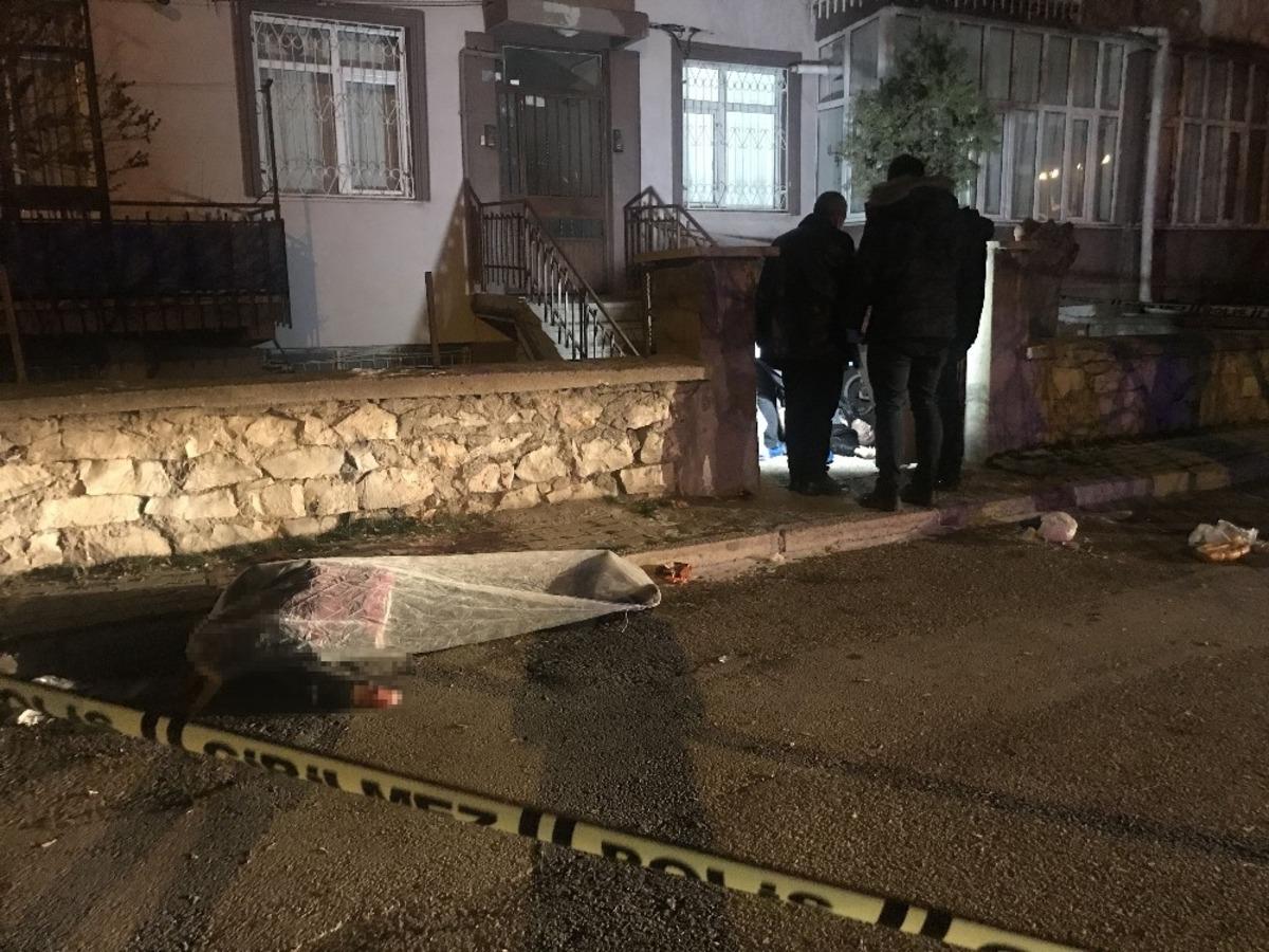 Karı koca evlerinin girişinde &ouml;ld&uuml;r&uuml;ld&uuml;