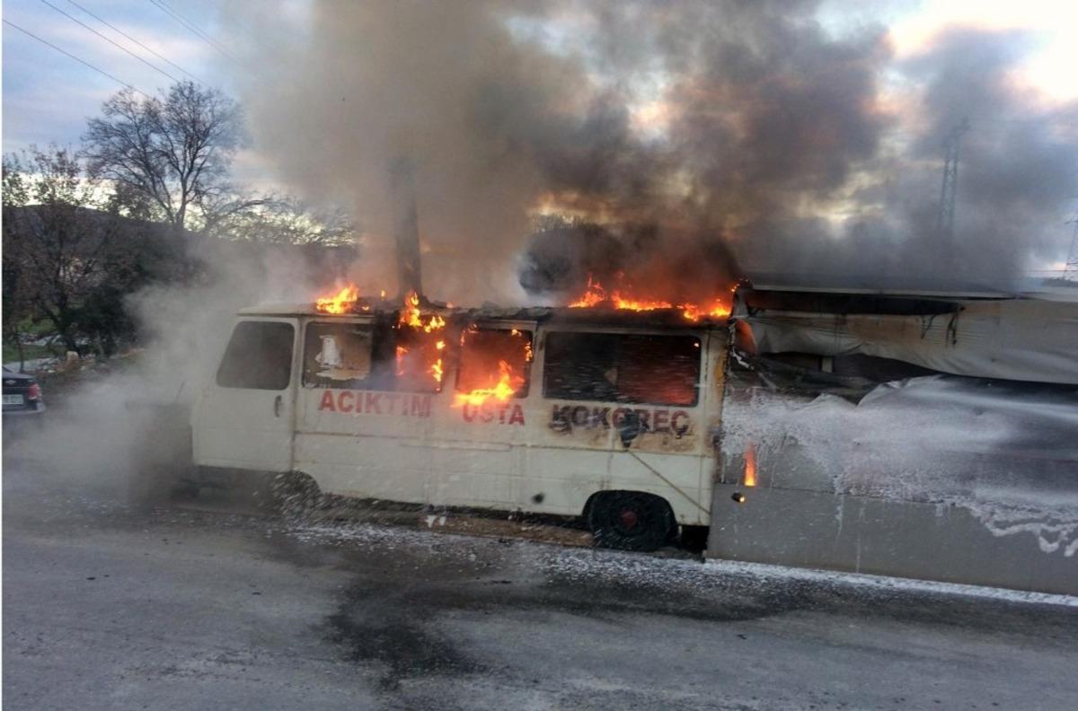 Kokore&ccedil; arabası cayır &ccedil;ayır yandı