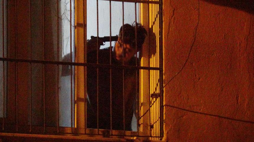 Kurusıkı tabancayı başına dayayıp, intihara kalkıştı; polisi alarma geçirdi