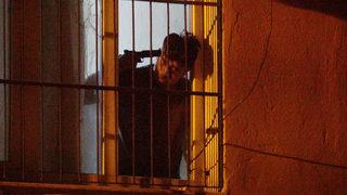 Kurusıkı tabancayı başına dayayıp, intihara kalkıştı; polisi alarma geçirdi