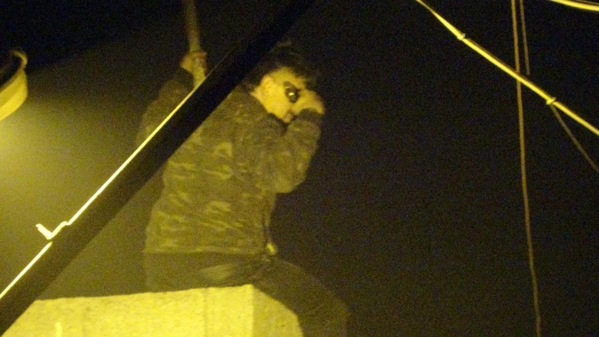 Havaya ateş a&ccedil;ıp kendini odaya kilitledi, ikna olmayınca &ouml;zel harekat devreye girdi