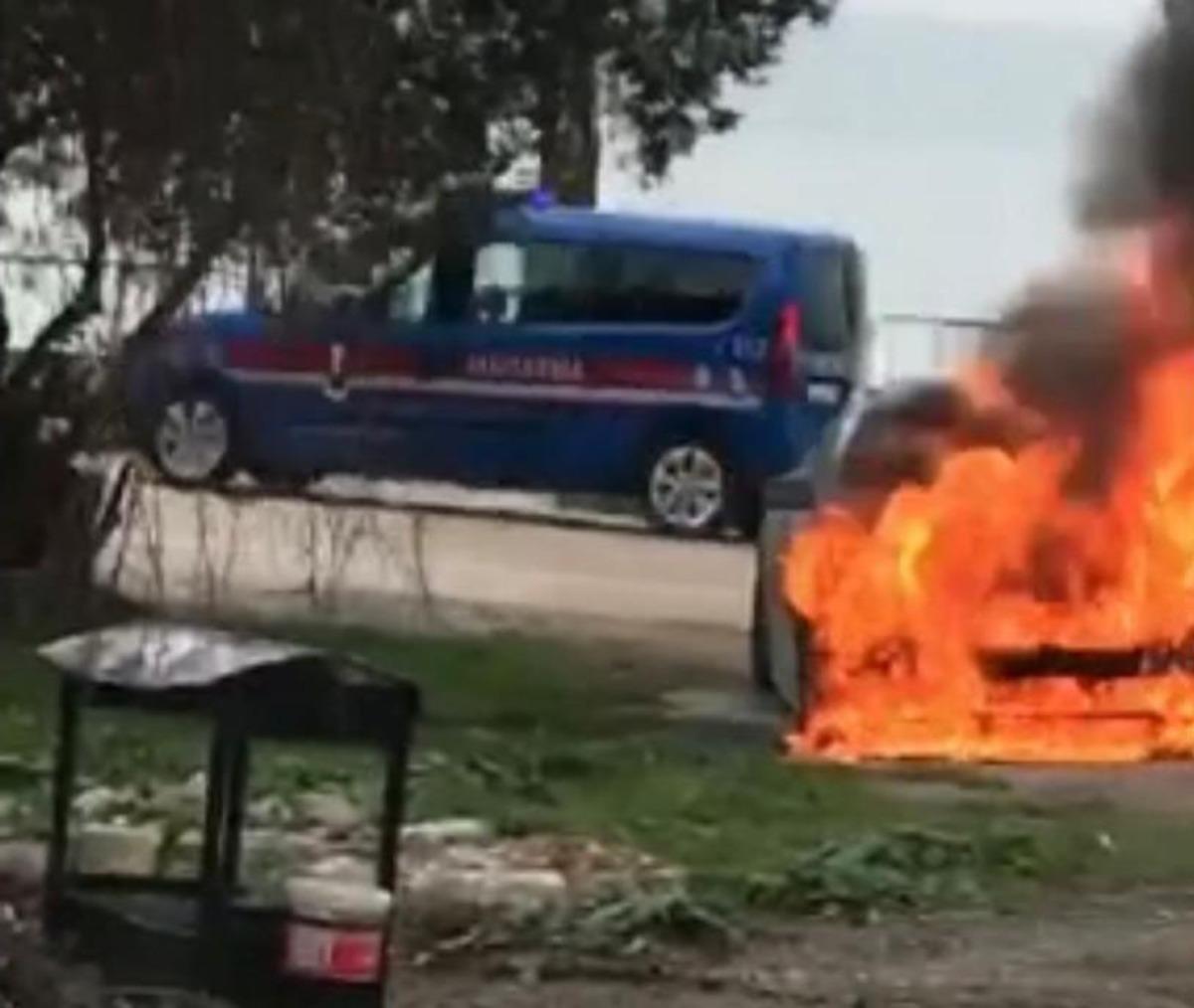 Park halindeki l&uuml;ks otomobil alev alev yandı