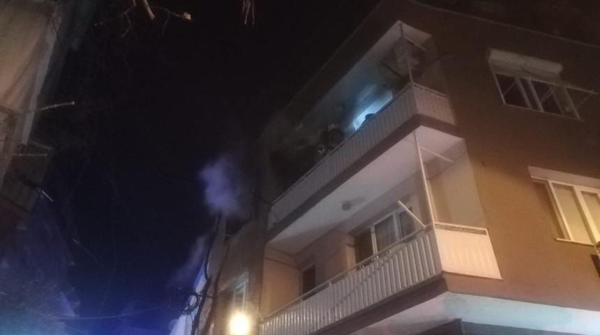 2 katlı binadaki yangını fark eden bek&ccedil;iler olası faciayı &ouml;nledi