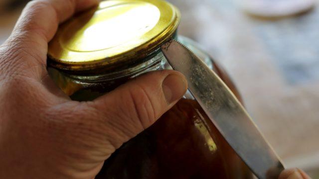 Bildiklerinizi unutun, imdadınıza yetiştik! Sıkışmış kavanoz kapağını açmanın kolay yolları 