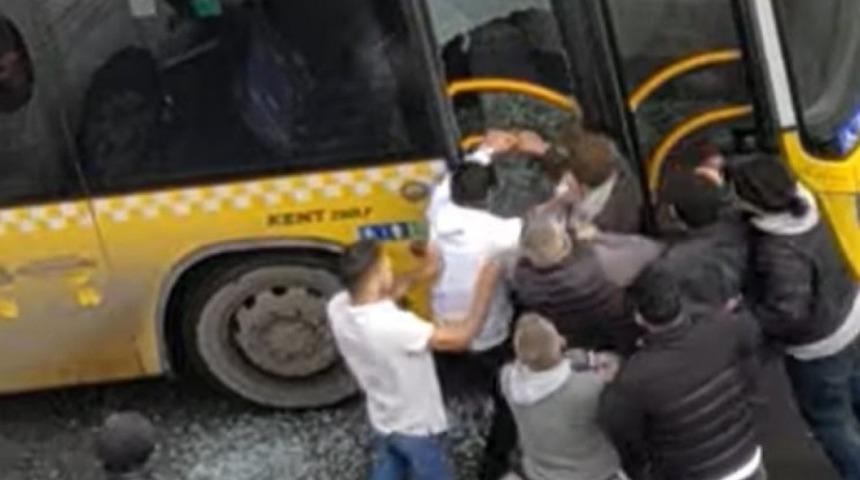 İstanbul’da otobüsün camını kırıp şoförü ve oğlunu darp ettiler