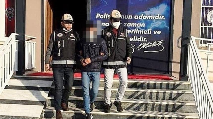 Eve girdi, ne bulduysa çaldı