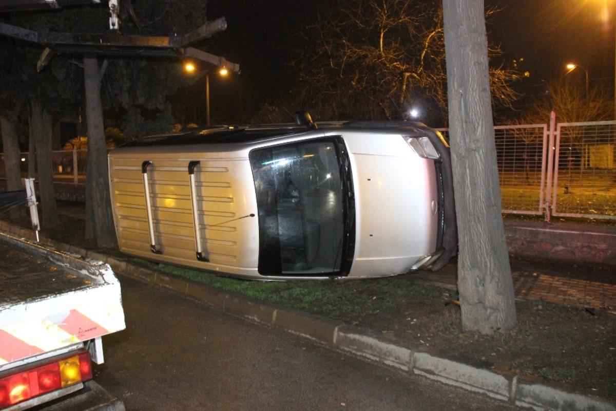 Devrilen hafif ticari ara&ccedil;tan yara almadan kurtuldu