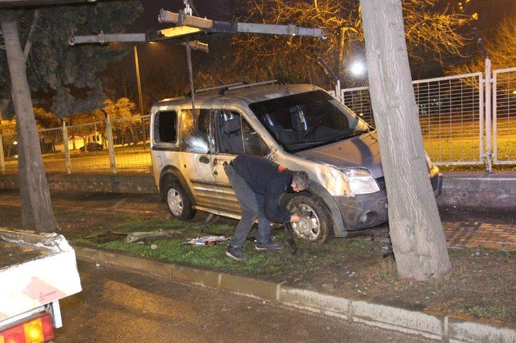 Devrilen hafif ticari araçtan yara almadan kurtuldu G3