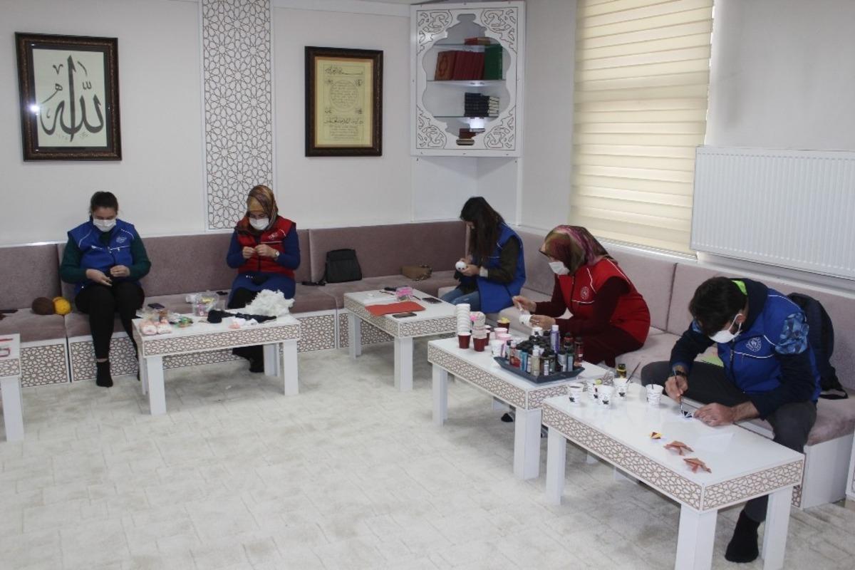 Erzincan&rsquo;da gen&ccedil;lerden İdlib&rsquo;de ki &ccedil;ocuklara oyuncak yardımı