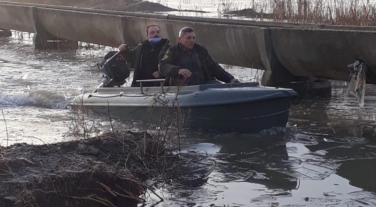 Tekneyle denetim yaptılar, 2 kişi ka&ccedil;ak avlanmaktan yakalandı