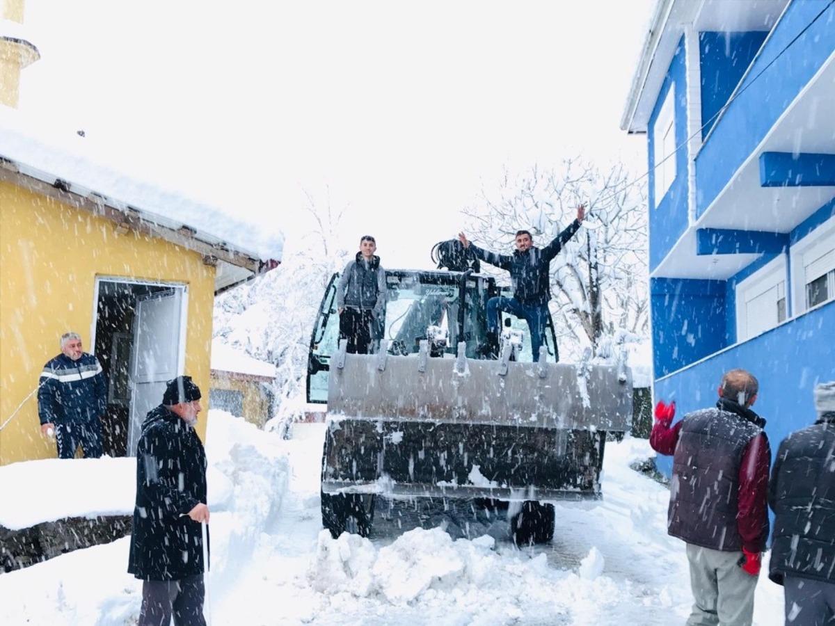 Annesine ulaşmak isterken k&ouml;y&uuml;n yollarını a&ccedil;tı