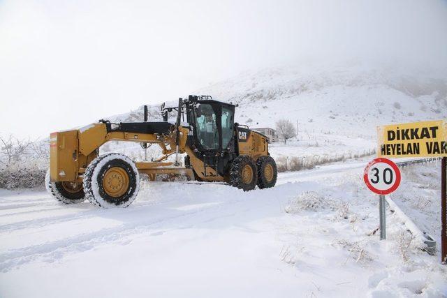 Elazığ’da 430 köy yolu ulaşıma açıldı, 11’i için çalışma sürüyor