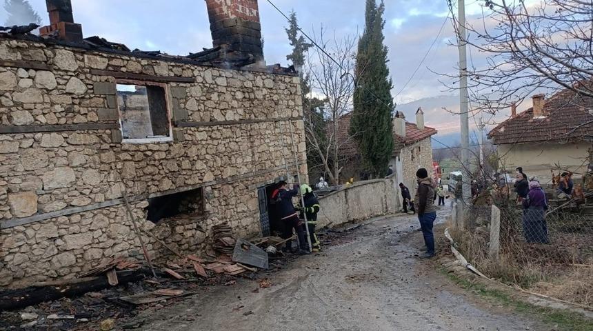 Yaşlı kadın evinde &ccedil;ıkan yangında hayatını kaybetti